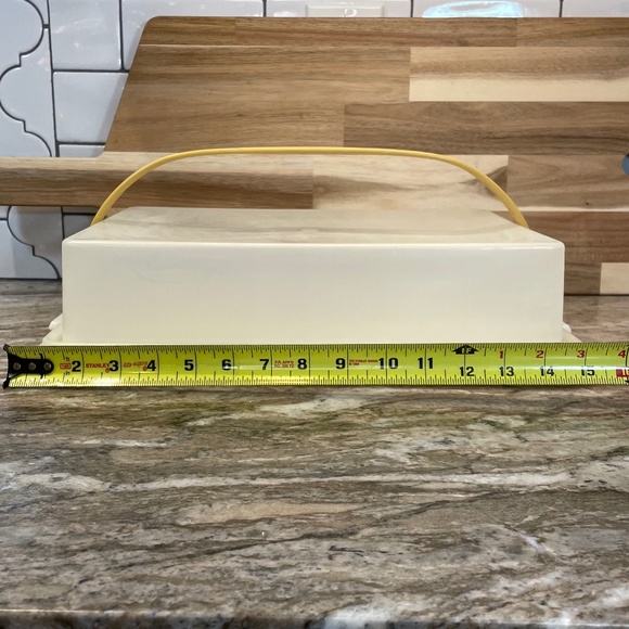 2 Tupperware Cake Takers White Rectangle 622 & Round Harvest Gold 684 & 1 Handle - Picture 9 of 15